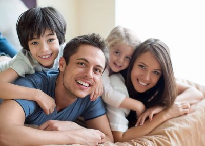 bed-family-smiling